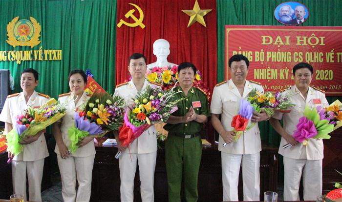 Đại tá Lữ Văn Tường, Phó Giám đốc Công an tỉnh tặng hoa BCH mới