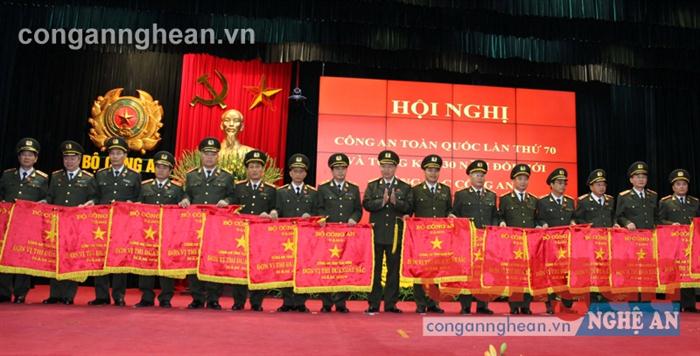 Đồng chí Thiếu tướng Nguyễn Xuân Lâm, Giám ­đốc Công an tỉnh (thứ 2 từ phải sang)                                                        nhận Cờ đơn vị thi đua xuất sắc năm 2014 do Bộ Công an trao tặng