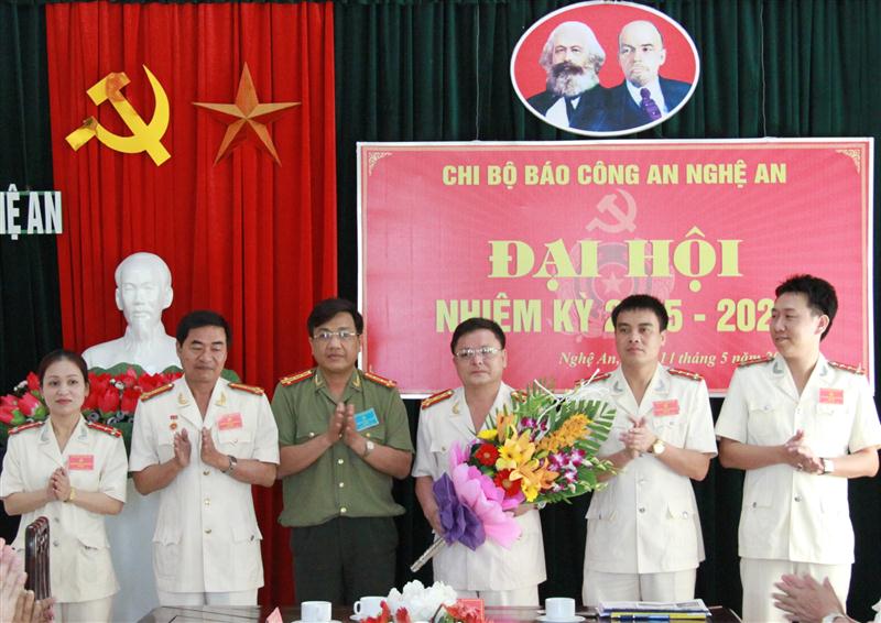 Đại tá Hồ Văn Tứ, UV BTV Đảng ủy, Phó Giám đốc Công an tỉnh chúc mừng BCH nhiệm kỳ mới