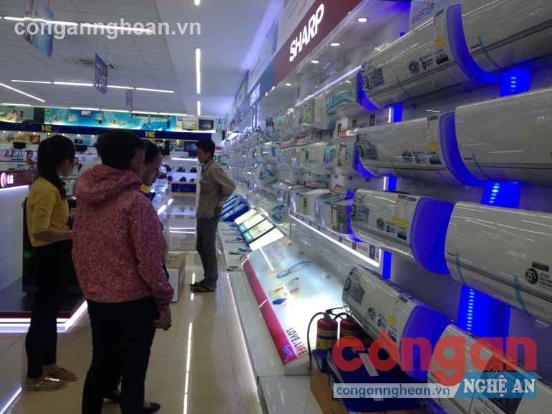 Người tiêu dùng chọn mua các sản phẩm điện lạnh tại một siêu thị trên địa bàn TP Vinh