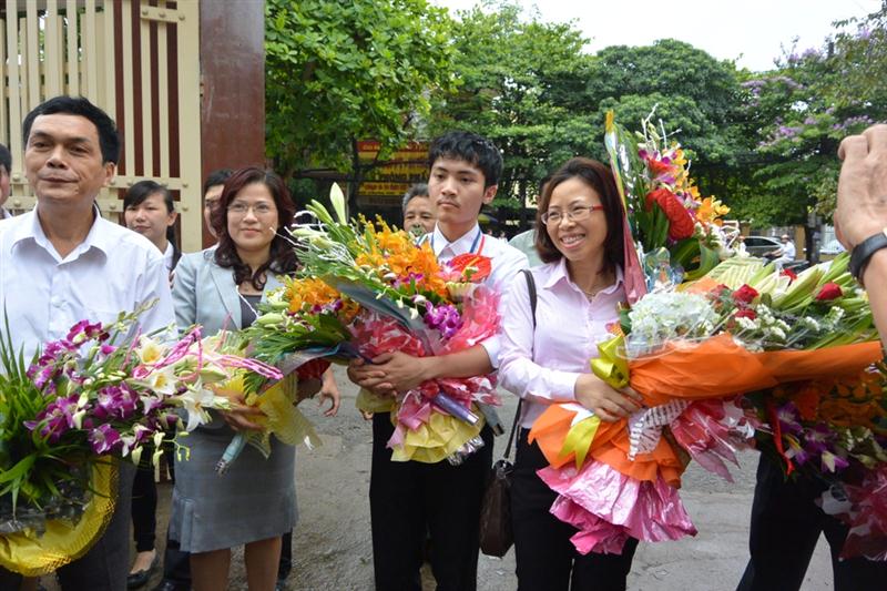 Nguyễn Ngọc Khánh trở về trong sự chào đón tình cảm yêu thương của thầy trò trường Phan Bội Châu