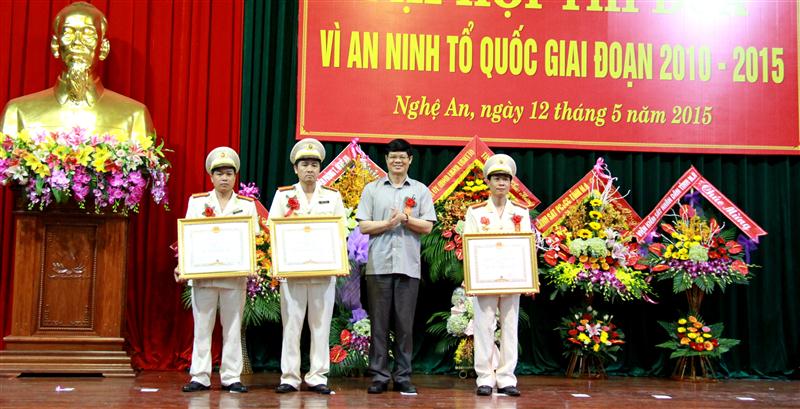 Đồng chí Lê Xuân Đại, Phó chủ tịch UBND tỉnh Nghệ An thừa ủy quyền Chủ tịch nước trao Huân chương chiến công cho các cá nhân tiêu biểu.