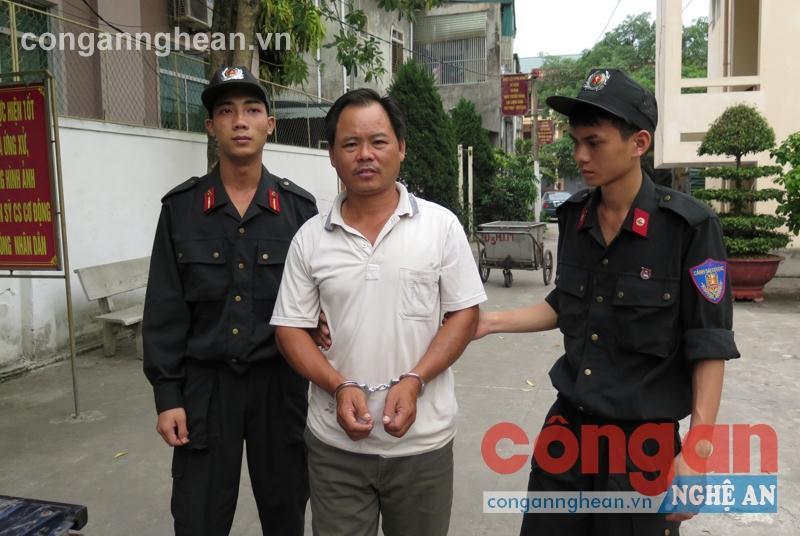 Đối tượng Trương Đình Hân bị dẫn giải về trụ sở Phòng Cảnh sát Bảo vệ và Cơ động