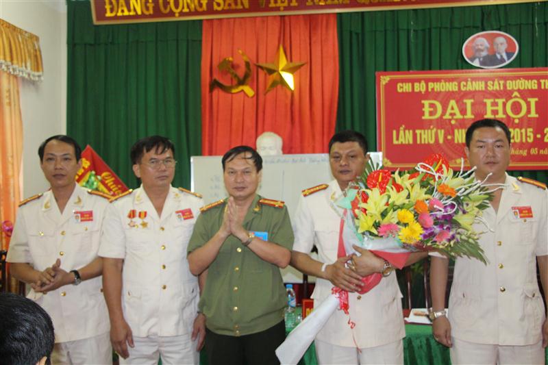 Đồng chí Đại tá Nguyễn Đình Dung, UV BTV Đảng ủy tặng hoa BCH