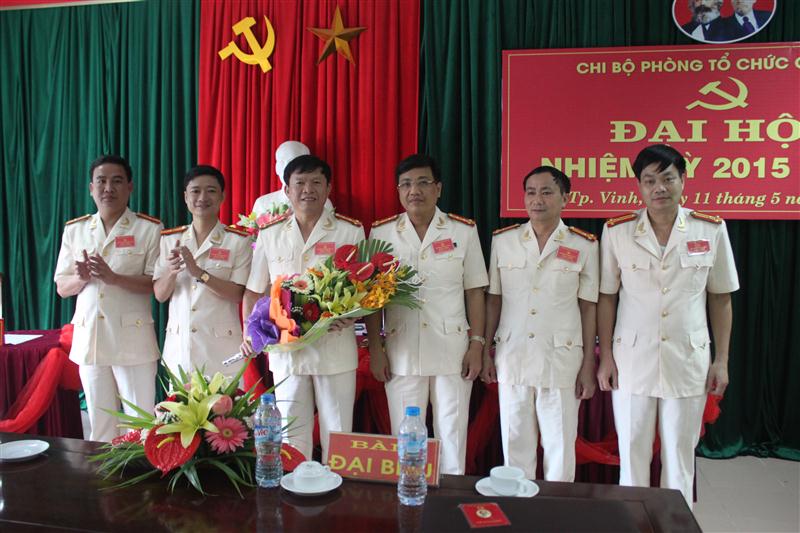 Đại tá Hồ Văn Tứ, UV BTV Đảng ủy, Phó giám đốc công an tỉnh tặng hoa chúc mừng BHC mới