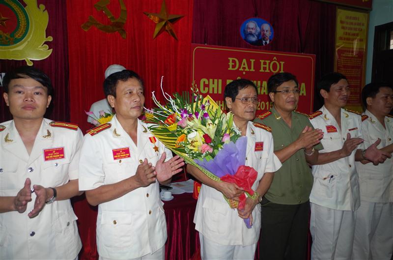 Đồng chí Hồ Văn Tứ, Phó GĐ Công an tỉnh tặng hoa chúc mừng BCH nhiệm kỳ mới