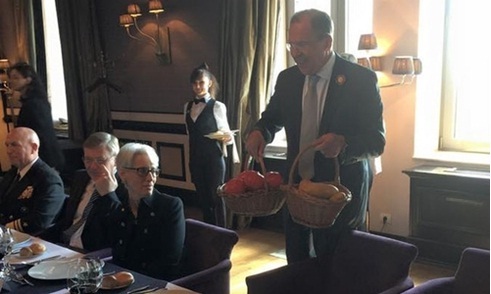 Cùng một giỏ khoai tây, Ngoại trưởng Nga còn tặng Ngoại trưởng Mỹ một giỏ cà chua.
