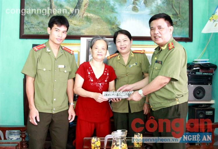   Đại diện               lãnh đạo và các đoàn thể Báo Công an Nghệ An thăm và                 tặng quà                cho bà                   Trần Thị Liên