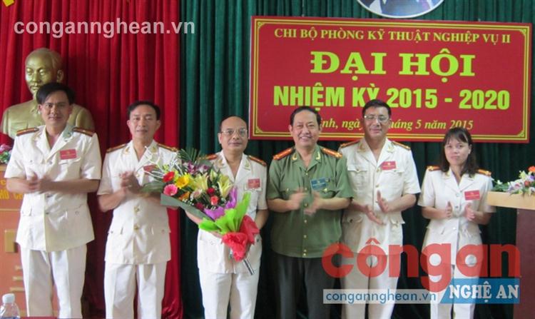 Đồng chí Đại tá Nguyễn Tiến Dần, Phó Giám đốc Công an tỉnh tặng hoa chúc mừng BCH Chi bộ Phòng KTNV II nhiệm kỳ 2015 - 2020