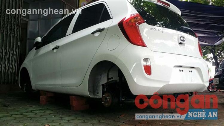 Chiếc xe ôtô bị kẻ gian  tháo, lấy mất 4 bánh tại đường  Nguyễn Du, TP Hà Tĩnh