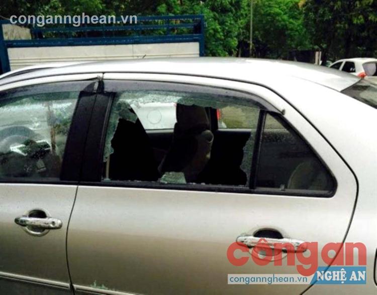 Một trong 3 chiếc xe ôtô bị đập vỡ kính để cuỗm tài sản vào rạng sáng 12/5 tại chung cư nam Nguyễn Sỹ Sách
