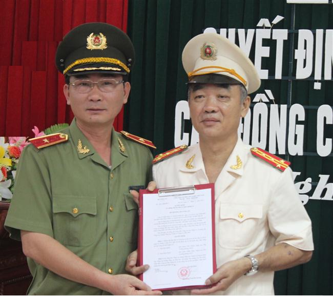Thiếu tướng Nguyễn Xuân Lâm, Ủy viên BTV Tỉnh ủy, Bí thư Đảng ủy, Giám đốc Công an tỉnh trai quyết định thăng cấp bậc hàm Đại tá tại buổi lễ