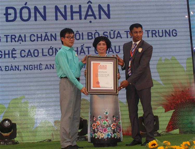 Bà Thái Thị Hương, Chủ tịch tập đoàn TH đón nhận giấy chứng nhận kỷ lục trang trại bò sữa lớn nhất Châu Á.