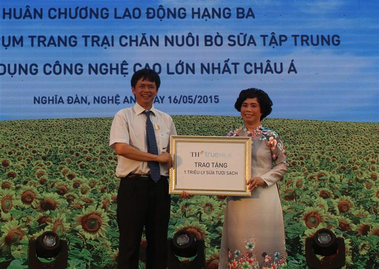 Bà Thái Thị Hương, Chủ tịch tập đoàn TH  trao 1 triệu lít sữa cho học sinh cả nước