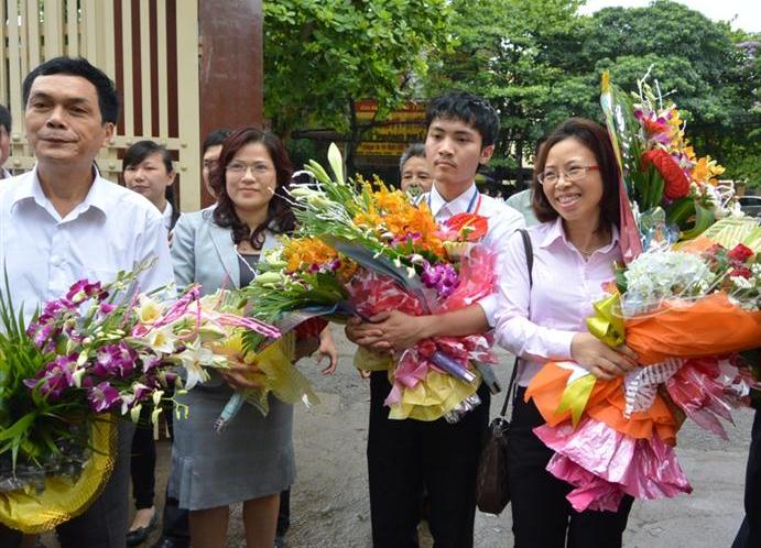 Nguyễn Ngọc Khánh trở về trong sự chào đón của lãnh đạo   Sở GD&ĐT và thầy trò Trường THPT chuyên Phan Bội Châu