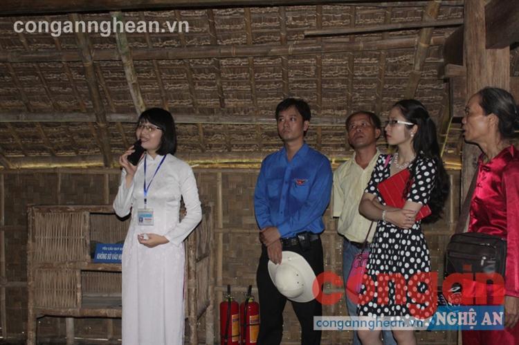 Chị Phạm Thị Oanh kể chuyện về Bác Hồ  cho đoàn khách đến từ TP Huế