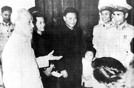 Bác Hồ đến thăm cán bộ, chiến sĩ Cảnh sát nhân dân Hà Nội nhân dịp Tết Quý Mão (1963)