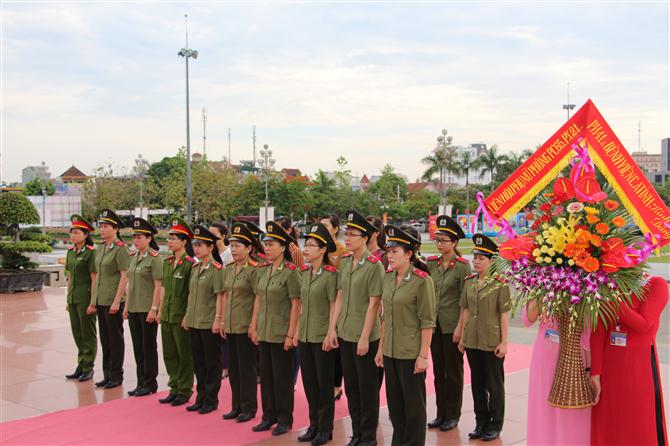  Đoàn đại biểu Hội phụ nữ dâng hoa lên tương đài Bác Hồ