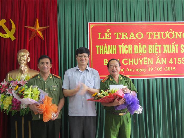 Đồng chí Lê Xuân Đại- Phó chủ tịch UBND tỉnh thặng hoa chúc mừng Ban chuyên án 