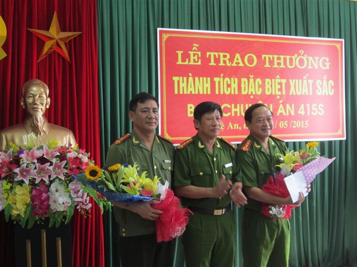 Đồng chí Đại tá Lữ Văn Tường, Phó giám đốc Công an tỉnh tặng hoa chúc mừng Ban chuyên án