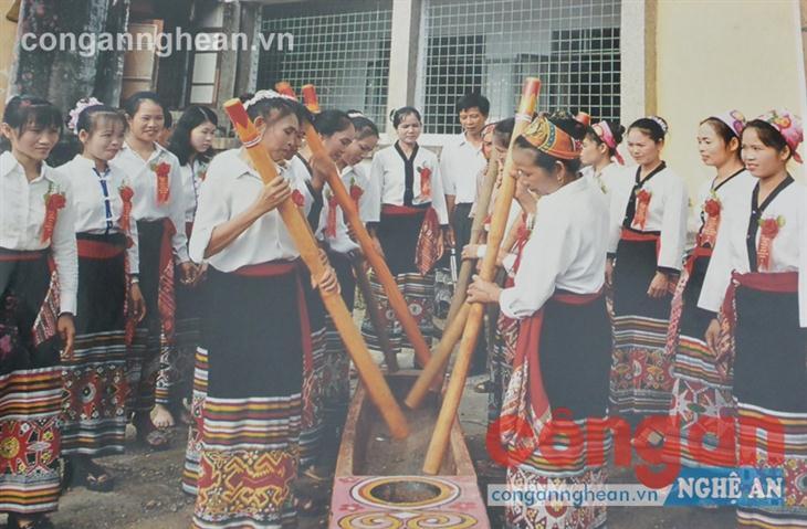 Một trong những hình ảnh về sinh hoạt văn hóa của dân tộc Thái, Nghệ An được trưng bày tại triển lãm
