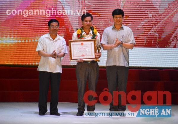 Kỹ sư Nguyễn Quang Tiệp (giữa)                              trong đêm trao giải KH&CN Nghệ An lần thứ 14
