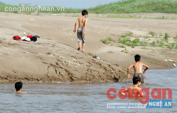 Cần tuyên truyền để trẻ em không tham gia tắm sông, suối nhằm hạn chế                tình trạng đuối nước thường xảy ra trong dịp hè