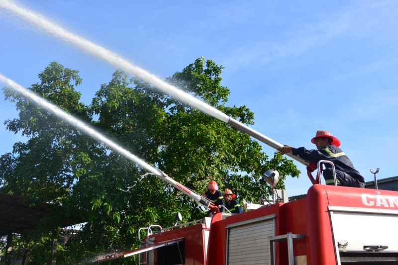 Thời tiết nắng nóng nhưng lính cứu hỏa vẫn làm việc rất nghiêm túc