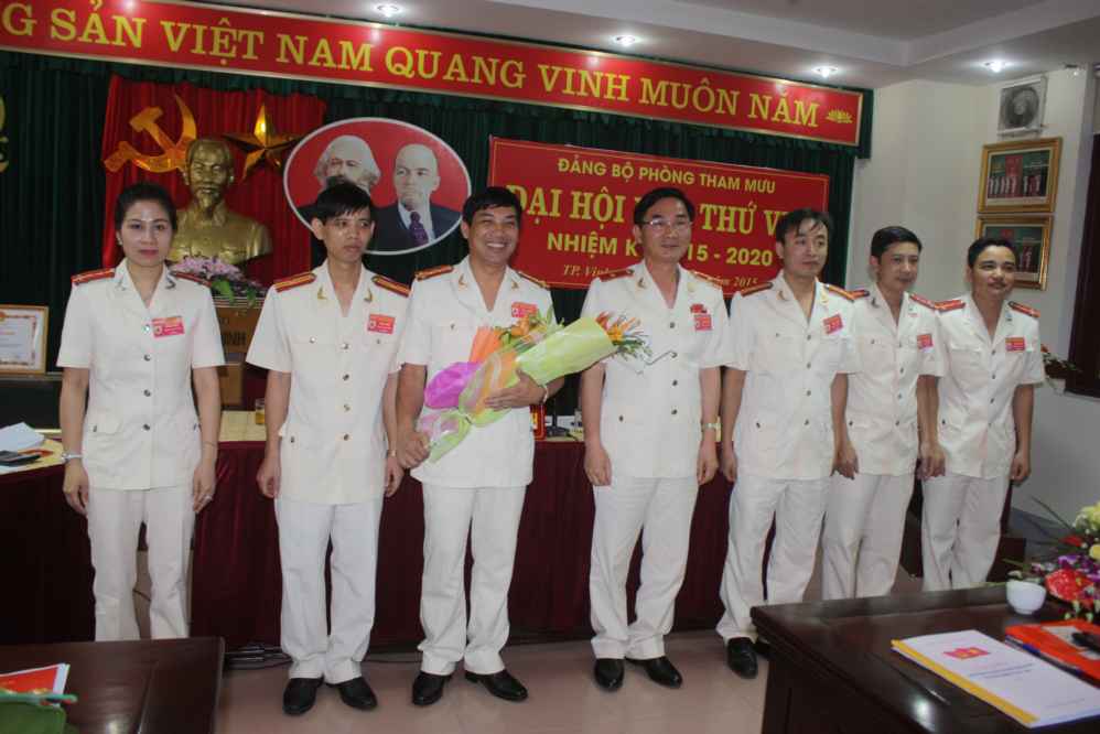 Đồng chí Thiếu tướng Nguyễn Xuân Lâm, Bí Thư Đảng ủy, Giám đốc Công an tỉnh tặng hoa chúc mừng BCH Đảng bộ Phòng PV11 nhiệm kỳ 2015-2020