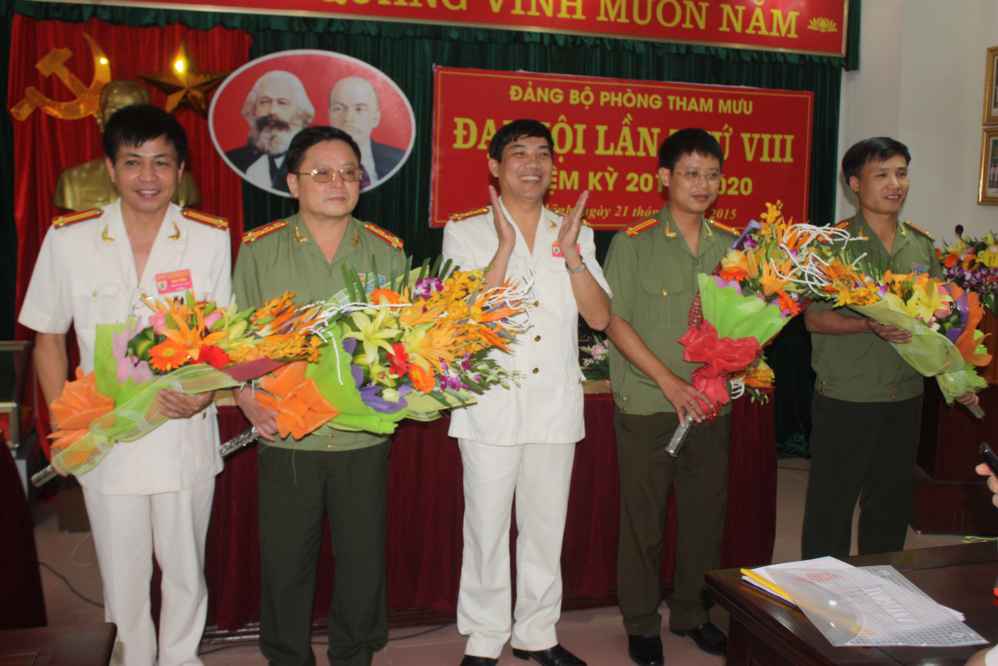 Đồng chí Lê Khắc Thuyết, Bí thư Đảng bộ tặng hoa chúc mừng các đồng chí nguyên BCH Đảng bộ Phòng PV11 nhiệm kỳ 2010-2015    