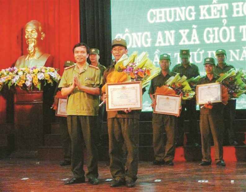 Đồng chí Đại tá Nguyễn Tiến Nam, Phó Giám đốc Công an tỉnh trao giải Nhất                    cho đội Công an xã giỏi huyện Thạch Hà