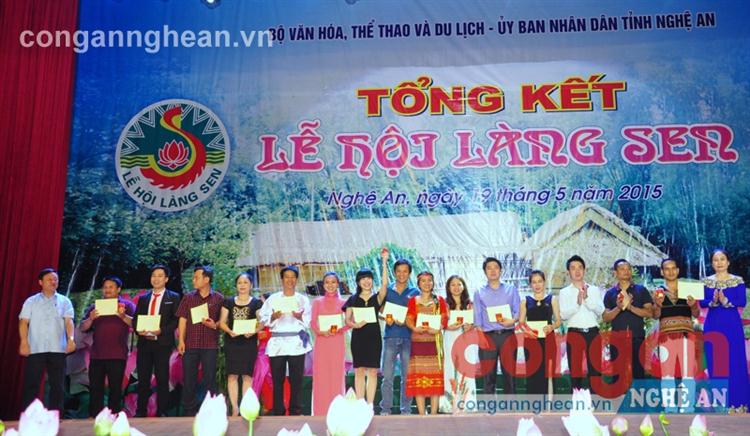 Đồng chí Đinh Thị Lệ Thanh, Phó Chủ tịch UBND tỉnh, Trưởng ban tổ chức Lễ hội làng Sen trao thưởng cho 35 tiết mục đạt Huy chương Vàng Liên hoan Tiếng hát làng Sen 2015