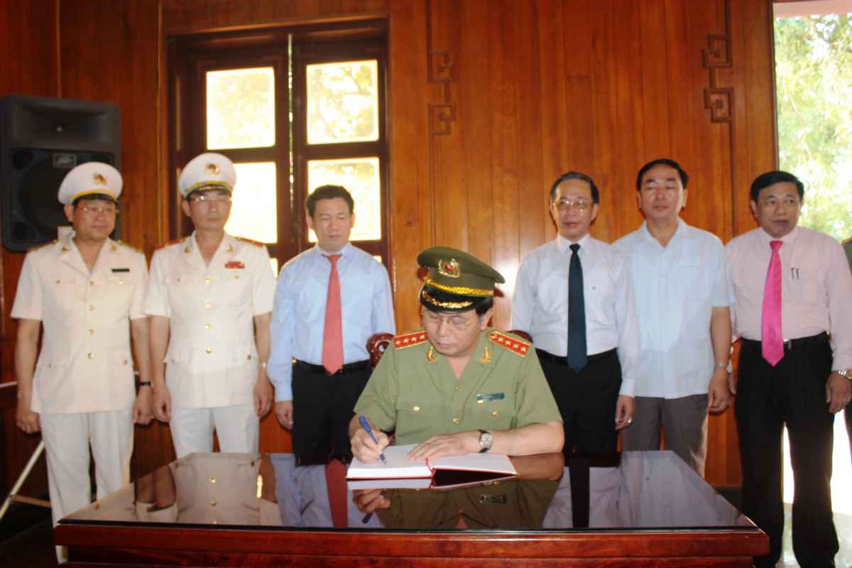 Đại Tướng Trần Đại Quang ghi sổ lưu niệm tại Khu di tích Kim Liên, Nam Đàn