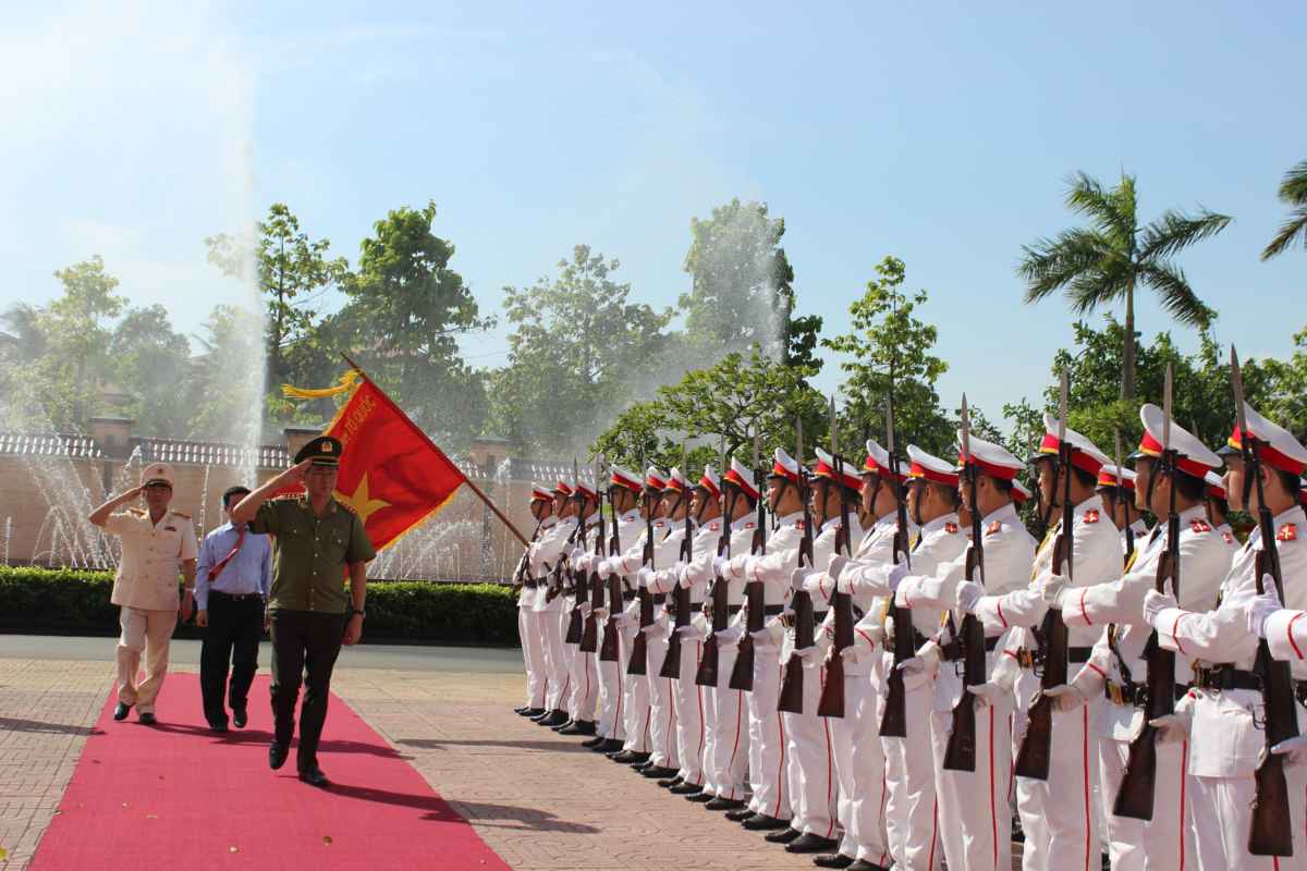 Đồng chí Đại tướng Trần Đại Quang duyệt đội danh dự Công an Nghệ An