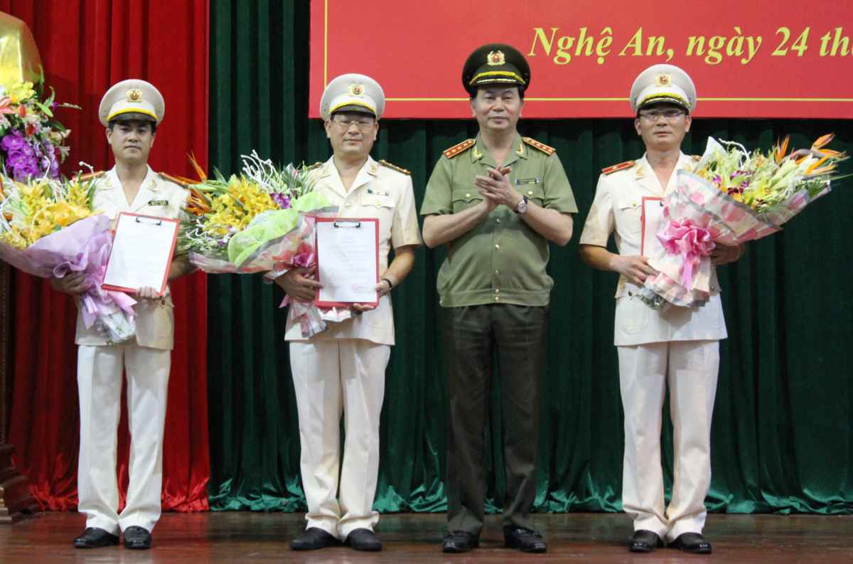 Đại tướng Trần Đại Quang trao quyết định điều động, bổ nhiệm đối với Lãnh đạo Công an Nghệ An