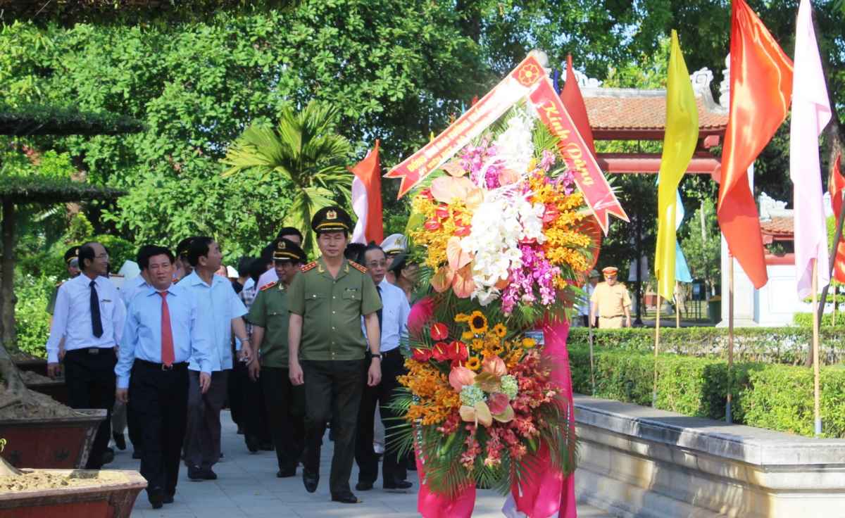 Đồng chí Đại Tướng Trần Đại Quang cùng Đoàn đại biểu dâng hương, dâng hoa tại Khu di tích Kim Liên, Nam Đàn