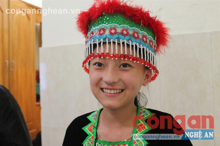Vừ Y Mị, cô học trò người Mông           ước mơ trở thành nữ chiến sỹ           công an để giúp đỡ bản làng