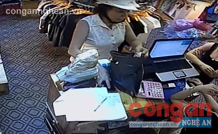 Người phụ nữ mặc áo trắng, thủ phạm của vụ trộm (Hình ảnh cắt ra từ Camera của cửa hàng)