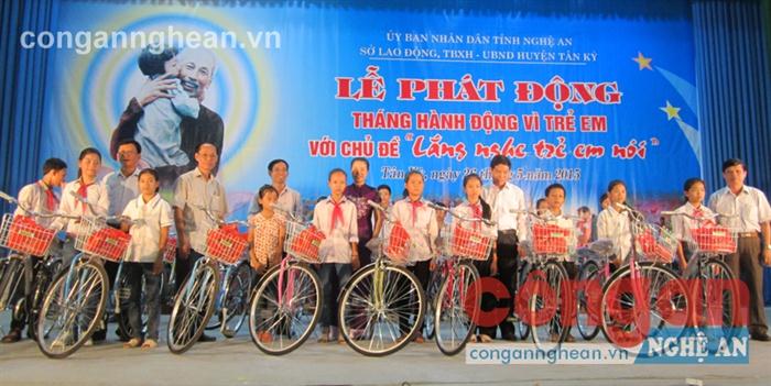 Đại diện lãnh đạo Công ty Prudential                             trao xe đạp cho trẻ em nghèo