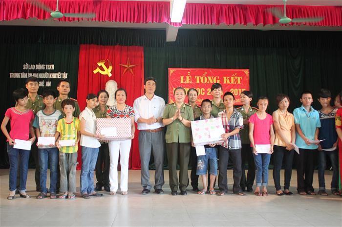 Lãnh đạo cốt cán Phòng Hồ sơ tặng quà cho trẻ em ở Trung tâm giáo dục - dạy nghề người khuyết tật thành phố Vinh