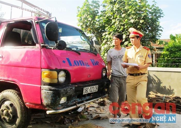 Cảnh sát giao thông kiểm tra niên hạn sử dụng của xe tải