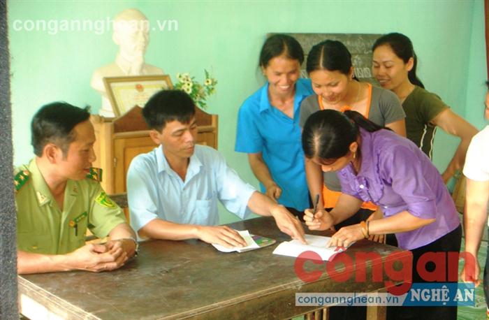 Hạt Kiểm lâm huyện Tương Dương tổ chức cho người dân ký cam kết bảo vệ rừng