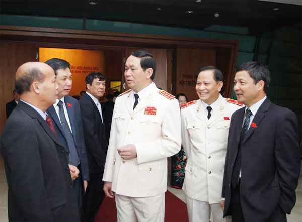 Bộ trưởng Trần Đại Quang trao đổi ý kiến với các đại biểu Quốc hội. 