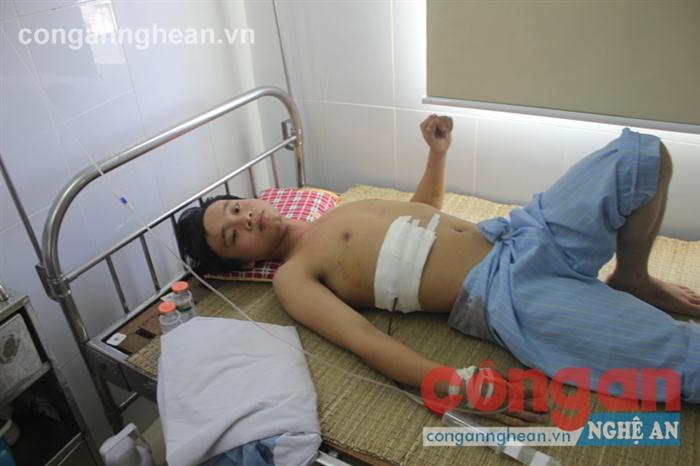 Anh Hồ Sỹ Hoàng đang điều trị tại Bệnh viện Đa khoa Nghệ An