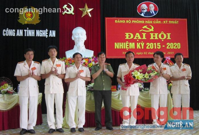 Đồng chí Đại tá Nguyễn Đình Dung, Ủy viên BTV Đảng ủy, Phó Giám đốc Công an tỉnh tặng hoa chúc mừng BCH nhiệm kỳ mới  