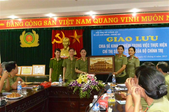 Hội phụ nữ CA thành phố Hồ Chí Minh tặng quà lưu niệm cho Hội phụ nữ CA Nghệ An