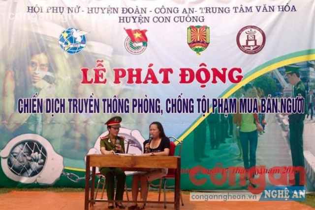 Công an huyện Con Cuông và các ban, ngành tổ chức truyền thông phòng chống mua bán người cho người dân xã Lục Dạ