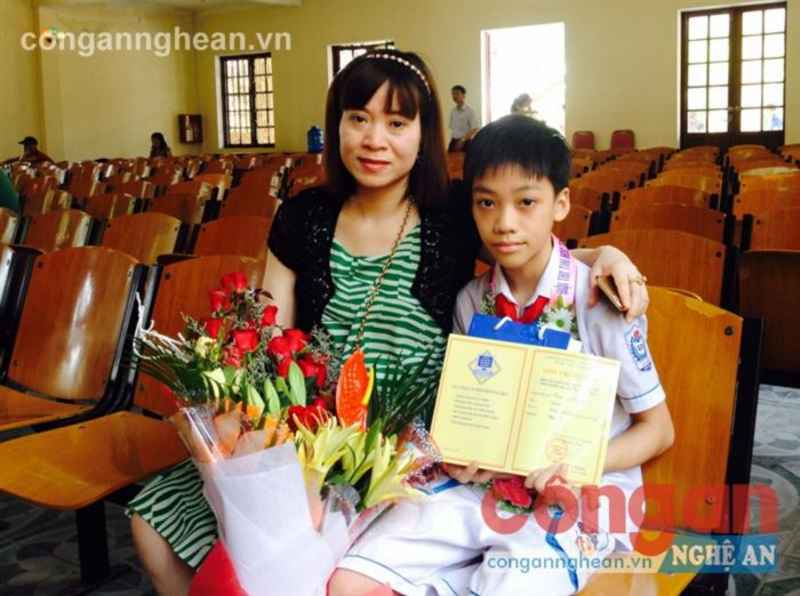Minh Vũ cùng mẹ sau khi nhận được giải Nhất cuộc thi