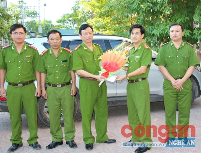 Trung tá Đồng chí Nguyễn Đức Hải, Phó                  Giám đốc Công an tỉnh                  tặng hoa chúc       mừng chiến        công của                       Phòng                        PC52