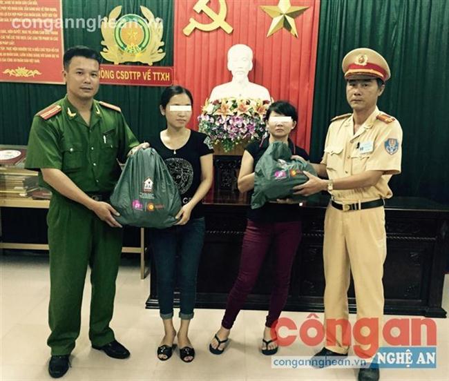 Công an Nghệ An trao quà của Trung ương Hội LHPN Việt Nam cho các nạn nhân